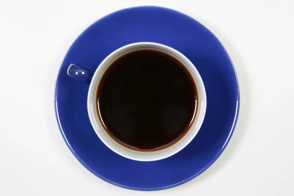 Taza de café azul sobre una mesa blanca — Foto de Stock