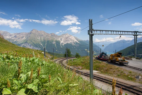 Железнодорожный вокзал Alp Grum расположен на железной дороге Бернина — стоковое фото