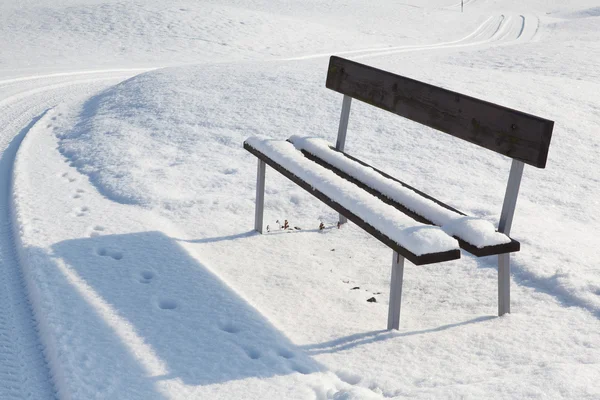 Samotny ławce w pejzażu zimowym — Zdjęcie stockowe