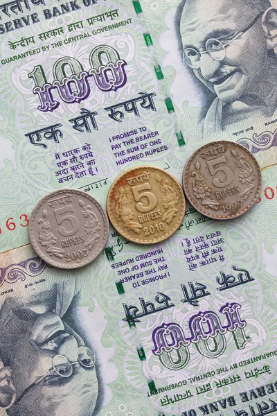 Verschillende bankbiljetten en munten van Indiase geld — Stockfoto