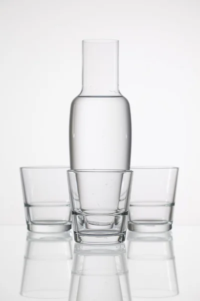 Verres d'eau sur la table en verre — Photo