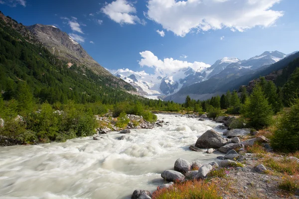 Schweiziska bergslandskapet i dalen Morteratsch Glacier — Stockfoto