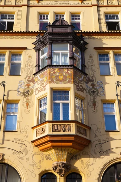 Detalhe da incrível fachada do edifício tradicional em Praga — Fotografia de Stock