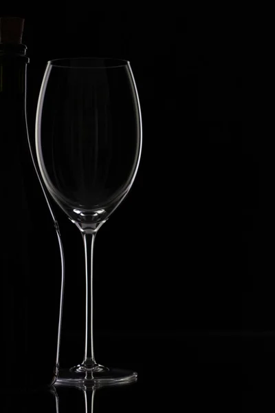 Bouteille et verre sur fond noir — Photo