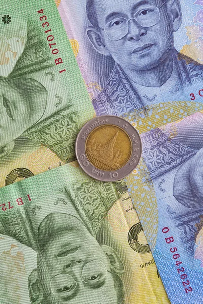 Billete y Moneda del Baht tailandés de Tailandia — Foto de Stock