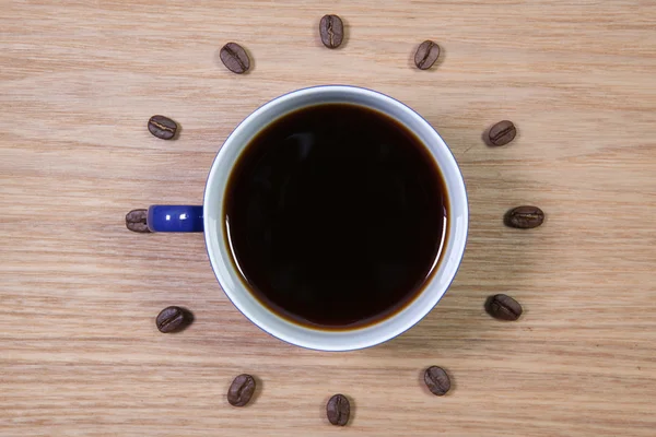 Xícara azul de café e relógio de grãos de café — Fotografia de Stock