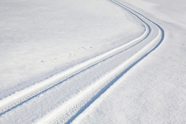 Carro faixa de pneu na estrada de inverno — Fotografia de Stock