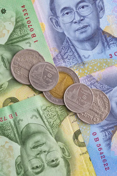 Billete y Moneda del Baht tailandés de Tailandia — Foto de Stock