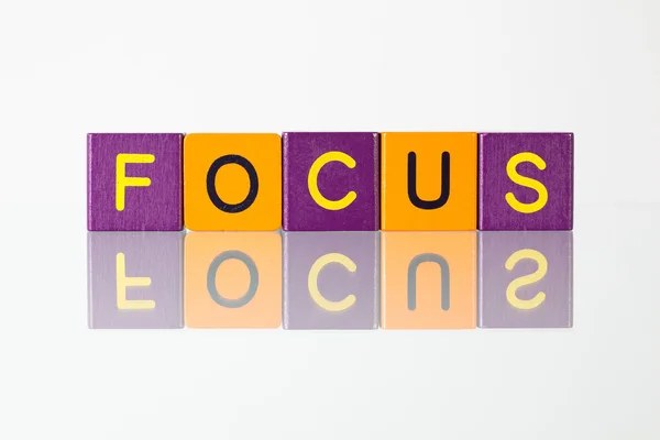 Focus - een inscriptie uit Kinder blokken — Stockfoto