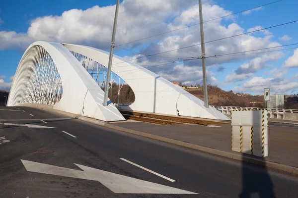 Moderne brug over de rivier de Moldau in Praag. — Stockfoto