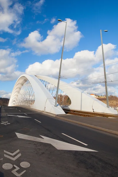 Moderne brug over de rivier de Moldau in Praag. — Stockfoto