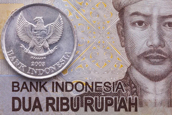 Billete y monedas de rupias de dinero indonesio —  Fotos de Stock