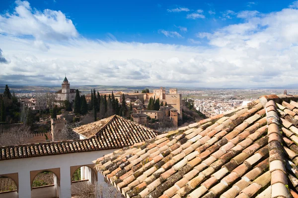 Pohled z bílé budovy v paláci Generalife Granada, Španělsko — Stock fotografie