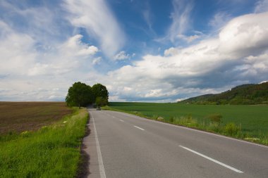 Gün batımında yaz alan arasındaki boş yol
