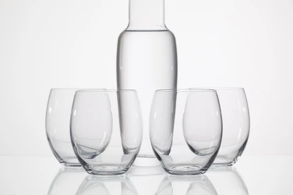 Glazen water op de glazen tafel — Stockfoto