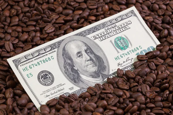 Kaffebönor och oss sedel — Stockfoto