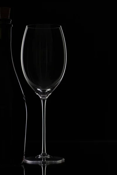 Bouteille et verre sur fond noir — Photo