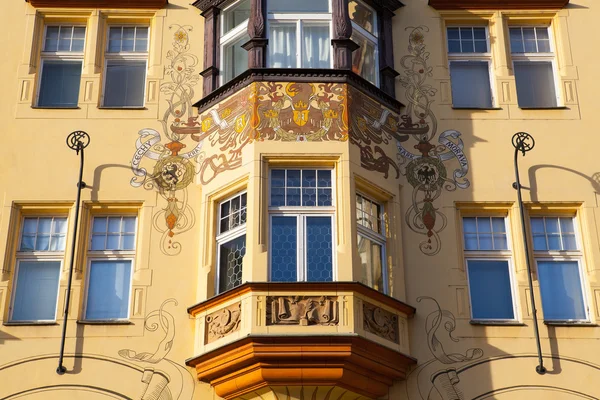 Detalhe da incrível fachada do edifício tradicional em Praga — Fotografia de Stock
