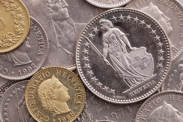 Различные монеты швейцарских денег — стоковое фото