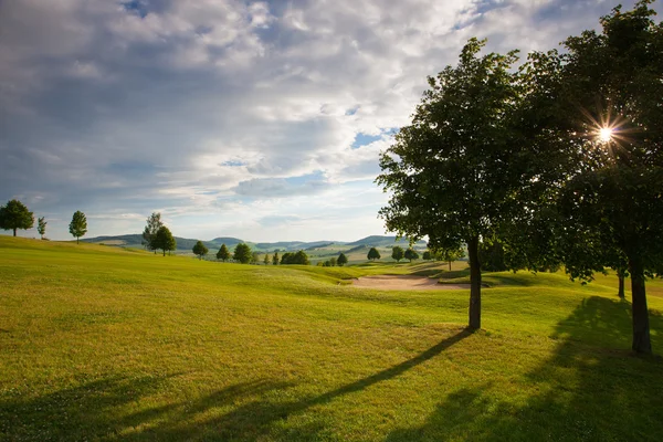 На пустом поле для гольфа — стоковое фото