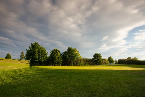 На пустом поле для гольфа на закате — стоковое фото