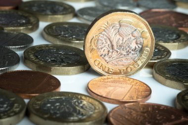 İngiliz sikkelerinin, tasarrufların veya bütçe konseptinin arka planında pound para