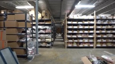 Kamera hazır şapkaların arasından uçar.