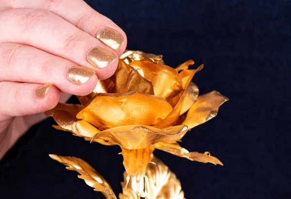 Női Ujjak Divatos Arany Manikűrrel Egy Mesterséges Arany Rózsa Bimbóján — Stock Fotó