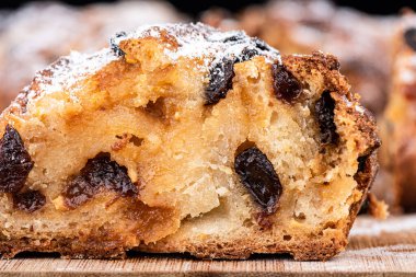 Kuru üzümlü kesilmiş kekin yakın çekim dokusu.