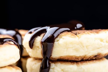 Çikolata soslu peynirli krep yakın çekim. Gıda arka plan kavramı.