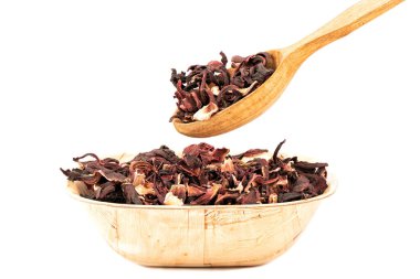 Kurumuş amber çiçeği ya da Sudan, tahta kaşıkta gül ve beyaz arka planda kâse. Halk sağlığı konsepti.