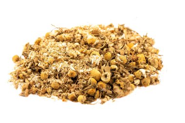 Seçici odaklanma. Kurumuş papatya çiçekleri beyaz arka planda izole edilmiş. Alternatif tıp. Gıda arka plan kavramı.