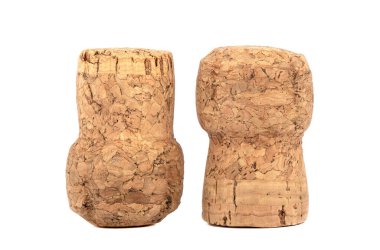 Beyaz arka planda şampanya mantarları. Şampanya mantarlarından biri ters duruyor. Kapatın. Boşluğu kopyala.