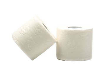 Beyaz arka planda izole edilmiş iki rulo kabartmalı tuvalet kağıdı. Boşluğu kopyala.