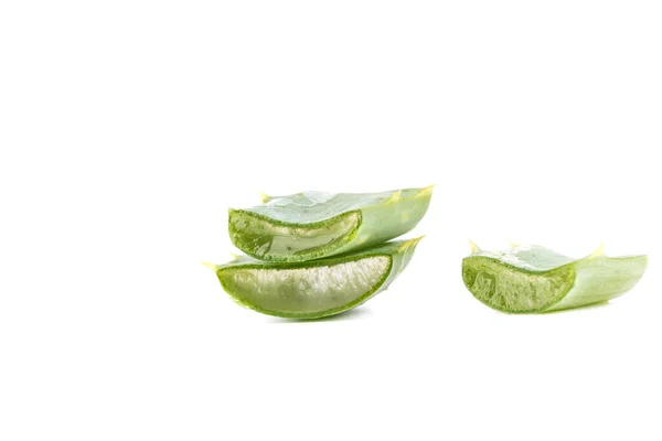 Pedaços de folhas de Aloe vera isolados sobre fundo branco. — Fotografia de Stock