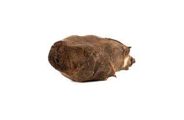 Beyaz arka planda izole edilmiş Kudüs enginar kökü. Kudüs enginarı veya tüberküloz ayçiçeği, Astrovye familyasına ait bir tüberküloz bitkisi türüdür..