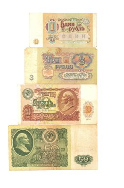 Beyaz arka planda izole edilmiş birkaç eski Sovyet rublesi..