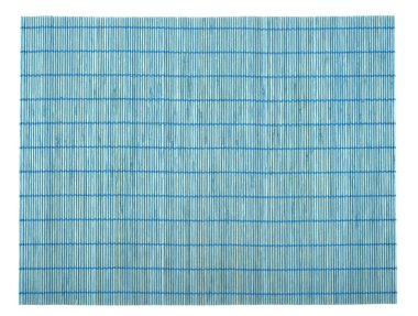 Mavi bambu yemek paspası beyaz arka planda izole edilmiş. Geleneksel mutfak aletleri.