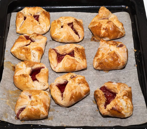 Gebackene Dessertumschläge Mit Marmelade Auf Einem Backblech Backofen — Stockfoto