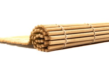 Yuvarlanan yemek paspası beyaz arka planda izole edilmiş. Geleneksel mutfak aletleri.