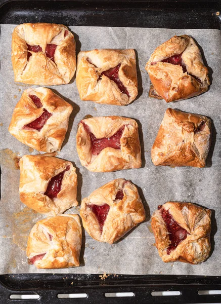 Gebackene Dessertumschläge Mit Marmelade Auf Backpapier Über Einem Backblech Backofen — Stockfoto