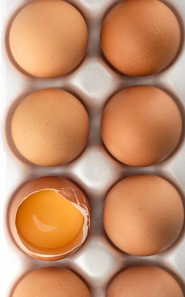 Вид Сверху Скорлупы Куриного Яйца Желтком Среди Целых Яиц Закрыть — стоковое фото