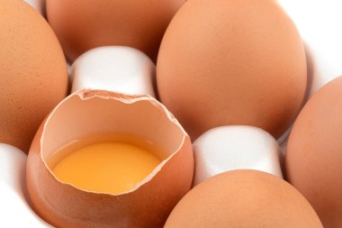 Yumurtaların arasında yumurta sarısı da var. Kapat..