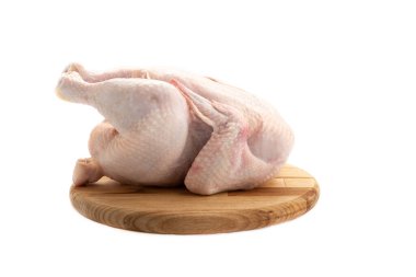 Kesme tahtasında taze çiğ tavuk. Beyaz arka planda izole edilmiş tavuk. Boşluğu kopyala.