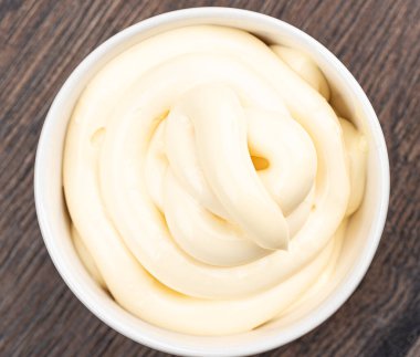 Mayonez dolu beyaz bir kâseye yaklaş. Üst Manzara. Gıda arkaplanı.