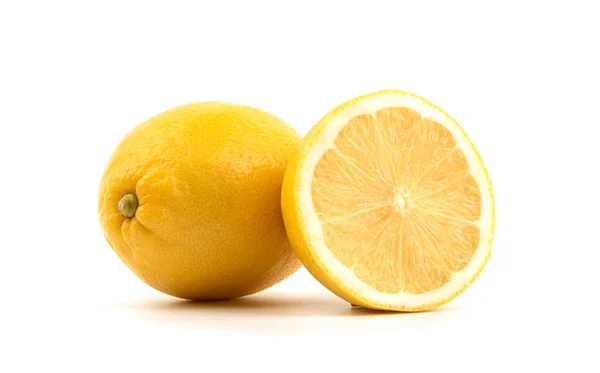 レモンとレモンの半分を白い背景に 閉めろ スペースのコピー — ストック写真