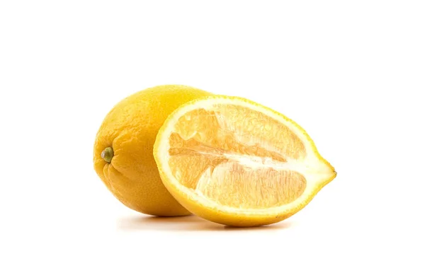 Hel Citron Och Hälften Frukten Klipps Längdriktningen Vit Bakgrund Närbild — Stockfoto