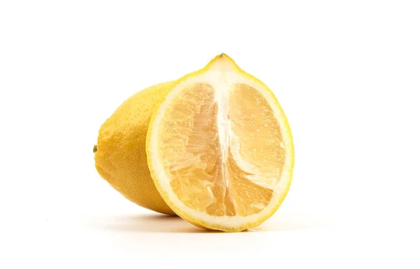 Halv Citron Och Hel Frukt Vit Bakgrund Närbild Kopiera Utrymme — Stockfoto