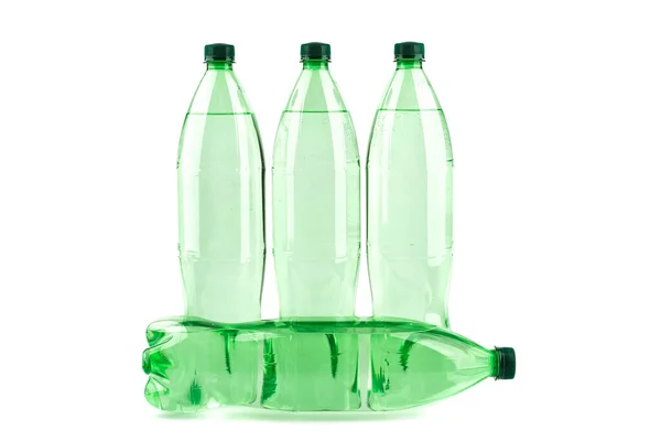 Bottiglie di plastica con acqua minerale su sfondo bianco. — Foto Stock