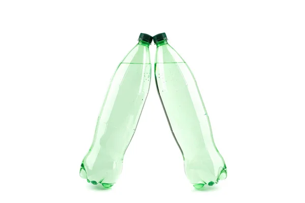 Två plast transparenta flaskor med mineralvatten på en vit bakgrund. — Stockfoto